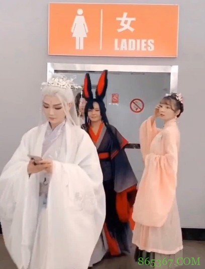 漫展的男厕为何变成了一个传说?推开门全是女装大佬是真的么?