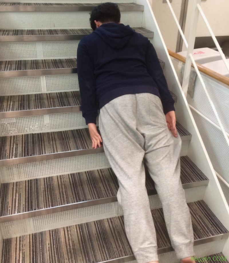 漫画家们为了工作太拼了,叫老妈拿枪逼着赶稿,睡工作室是常事