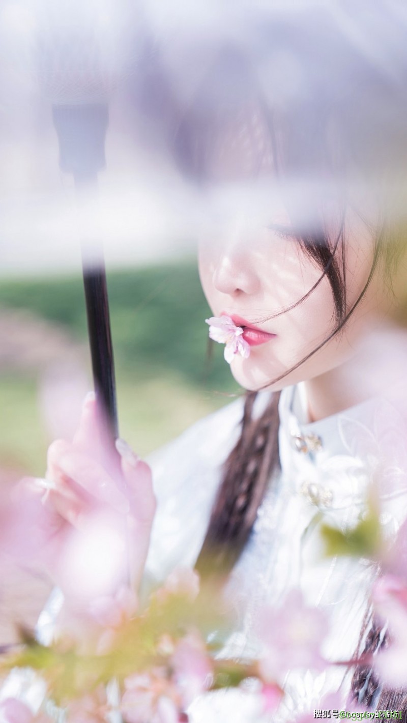 汉服：拍个早樱 头差点被风带走