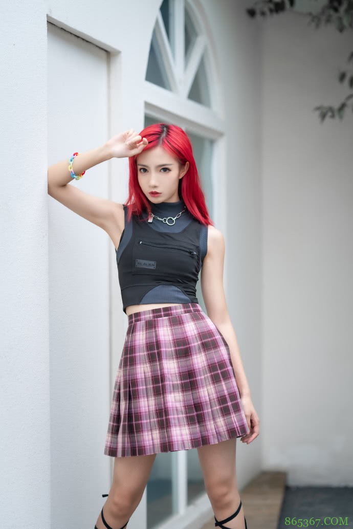 jk少女，这套Fashion And Red，让小姐姐多了份冷酷感