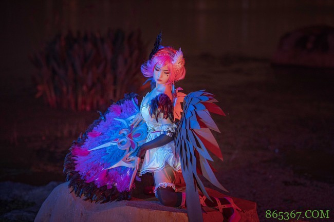 cos：湖边夜景下的天鹅之梦