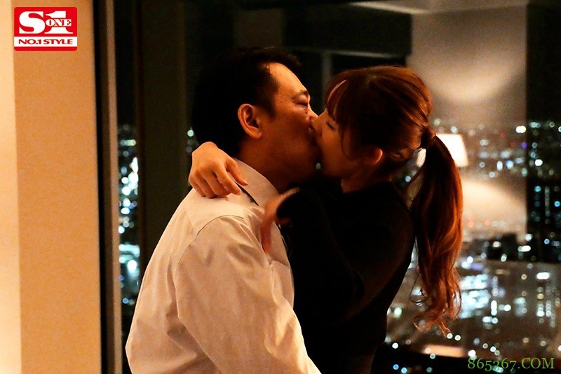 三大男优护驾!はやのうた挥洒体液疯狂交合!