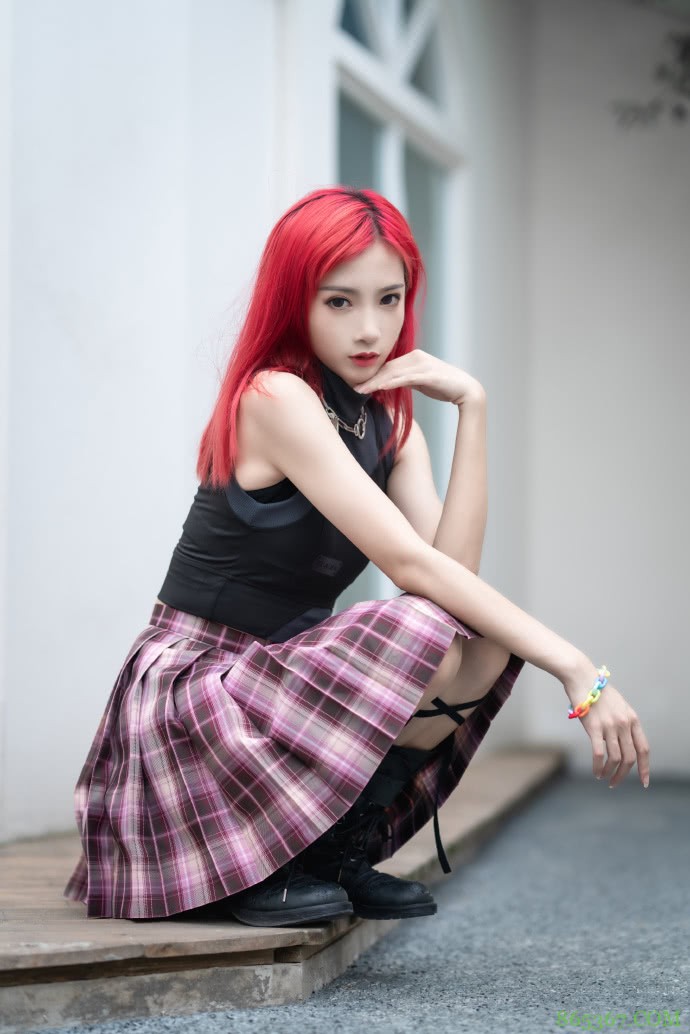 jk少女，这套Fashion And Red，让小姐姐多了份冷酷感