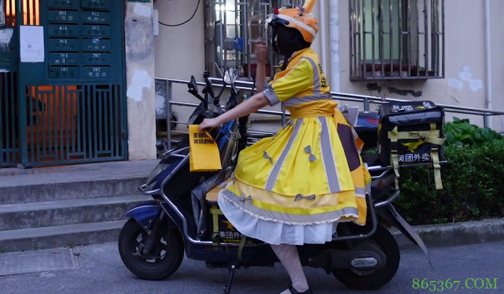 B站大佬真穿着LO装送外卖去了，看着好可爱！