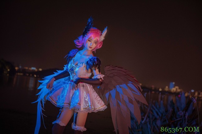 cos：湖边夜景下的天鹅之梦