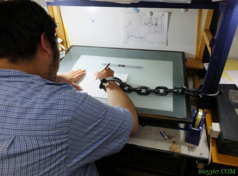 漫画家们为了工作太拼了,叫老妈拿枪逼着赶稿,睡工作室是常事