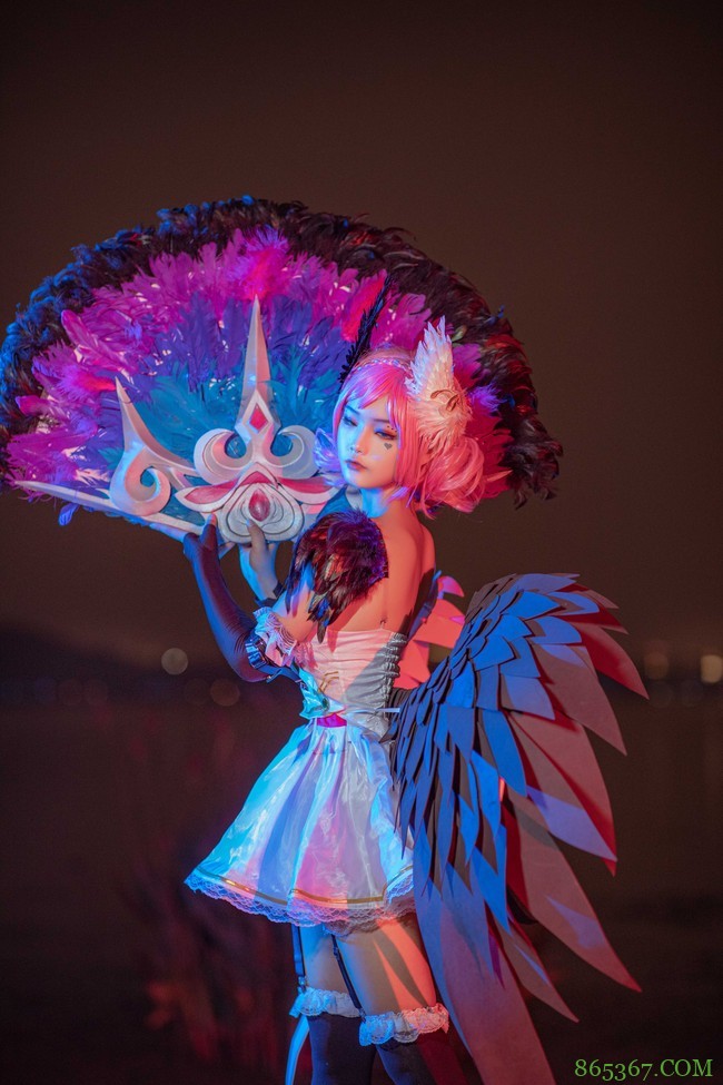 cos：湖边夜景下的天鹅之梦