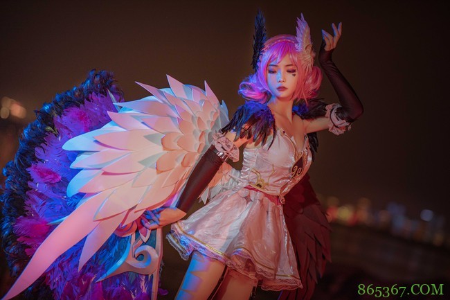 cos：湖边夜景下的天鹅之梦