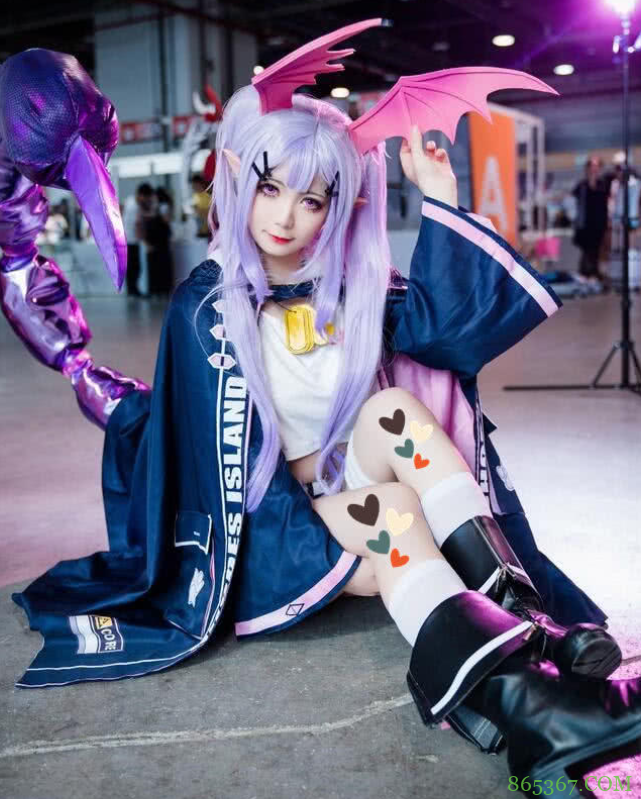 妹子绑着狐狸尾巴上地铁,旁边的大叔表情无奈