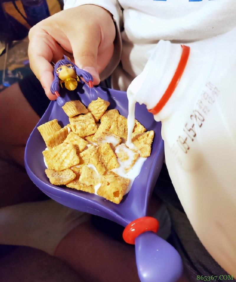 本以为拿手办压泡面已经很“炫富”了，没想到还有当果盘的