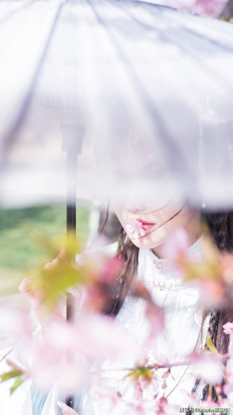 汉服：拍个早樱 头差点被风带走