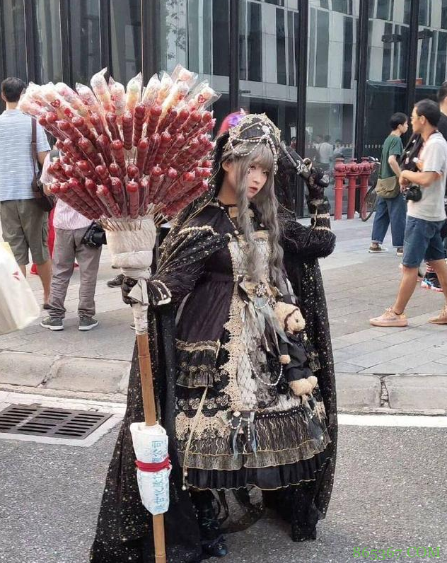 B站大佬真穿着LO装送外卖去了，看着好可爱！