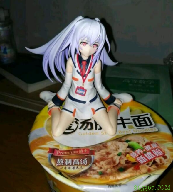 本以为拿手办压泡面已经很“炫富”了，没想到还有当果盘的