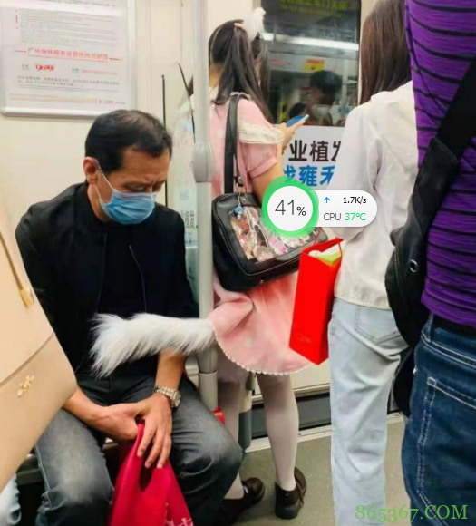 妹子绑着狐狸尾巴上地铁,旁边的大叔表情无奈