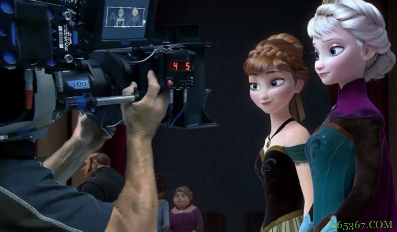假如冰雪奇缘是特效做的，艾莎抱着假道具，姐妹俩看着摄像机