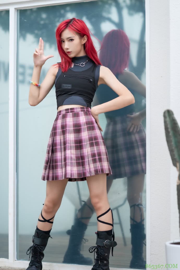 jk少女，这套Fashion And Red，让小姐姐多了份冷酷感