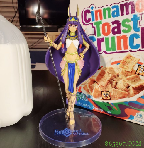 本以为拿手办压泡面已经很“炫富”了，没想到还有当果盘的