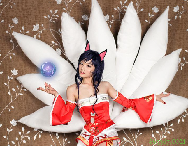 妹子绑着狐狸尾巴上地铁,旁边的大叔表情无奈