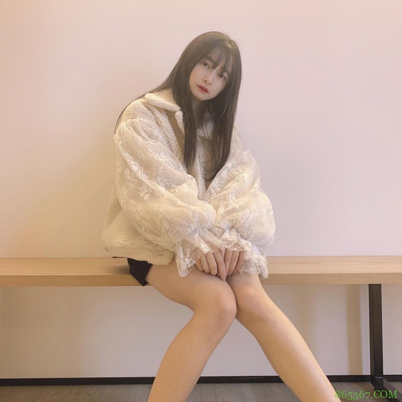 单眼皮正妹Hana 无害脸蛋下暗藏「肉感G 」!穿搭被封「女神」