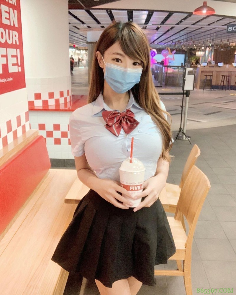 口罩要戴长辈要露!清新正妹大秀「白皙小蛮腰」,防疫期间也能辣到你受不了!