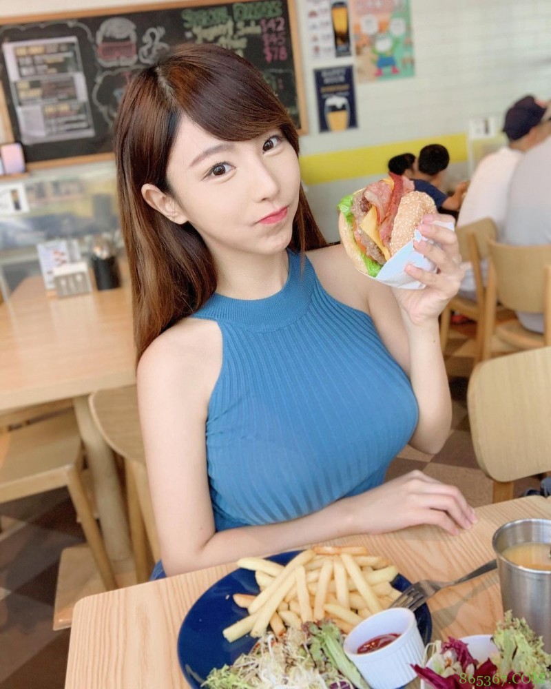 口罩要戴长辈要露!清新正妹大秀「白皙小蛮腰」,防疫期间也能辣到你受不了!