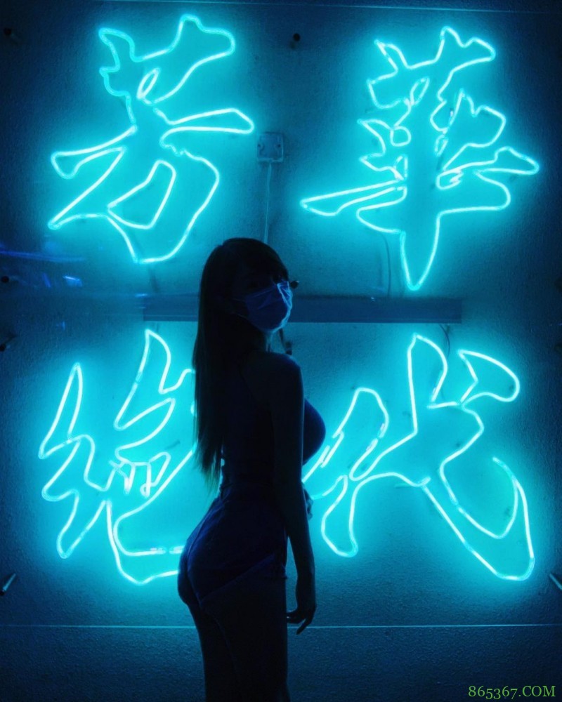 口罩要戴长辈要露!清新正妹大秀「白皙小蛮腰」,防疫期间也能辣到你受不了!