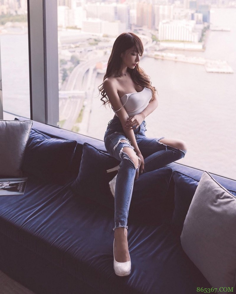 口罩要戴长辈要露!清新正妹大秀「白皙小蛮腰」,防疫期间也能辣到你受不了!