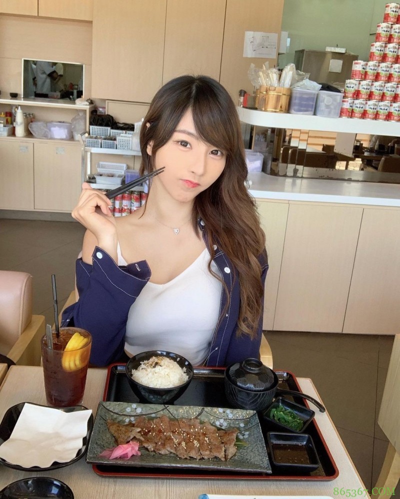 口罩要戴长辈要露!清新正妹大秀「白皙小蛮腰」,防疫期间也能辣到你受不了!