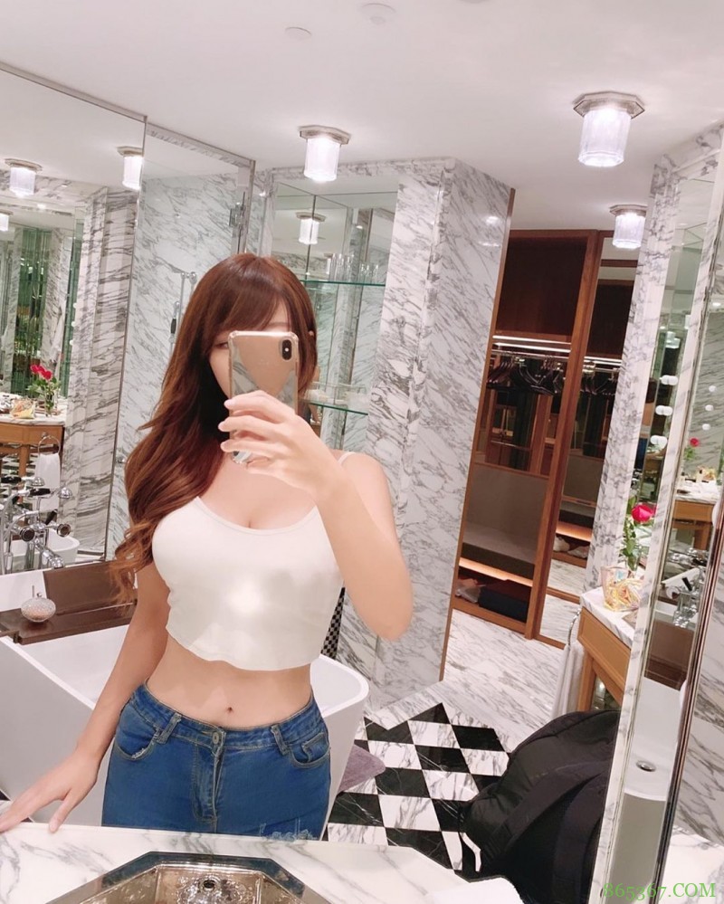 口罩要戴长辈要露!清新正妹大秀「白皙小蛮腰」,防疫期间也能辣到你受不了!