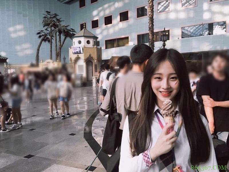 辣辣der!美正妹赏景「画面好低胸」,性感视角根本「海景第一排」!