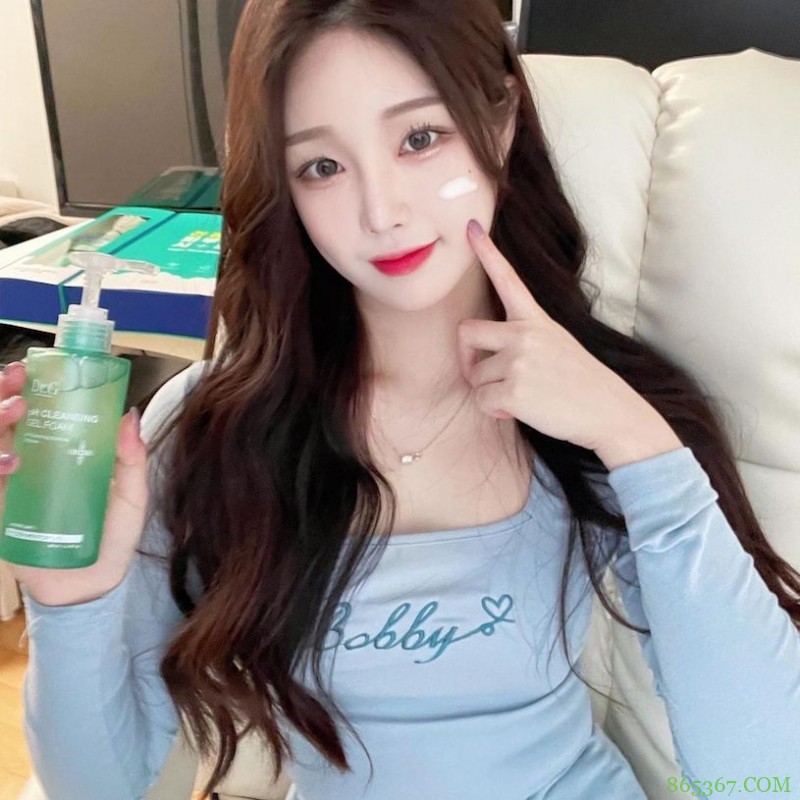 辣辣der!美正妹赏景「画面好低胸」,性感视角根本「海景第一排」!