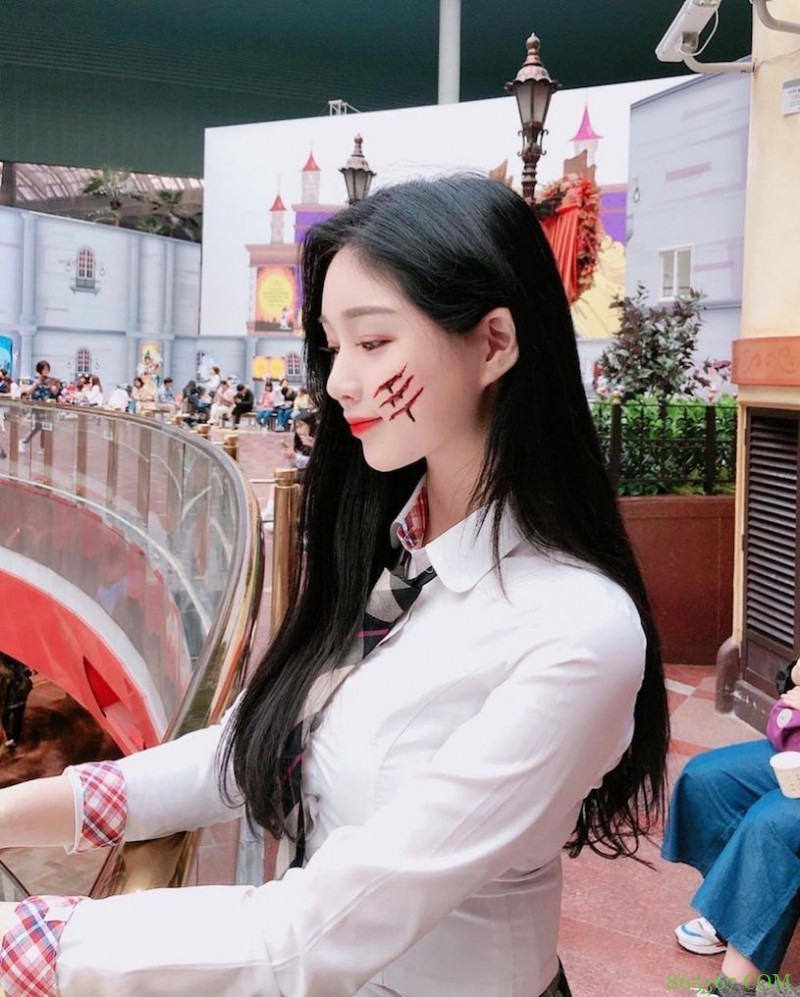 辣辣der!美正妹赏景「画面好低胸」,性感视角根本「海景第一排」!