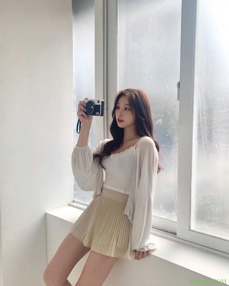 辣辣der!美正妹赏景「画面好低胸」,性感视角根本「海景第一排」!