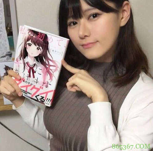 本子画师们画画也需要参考，有的还拿自己当模特呢！