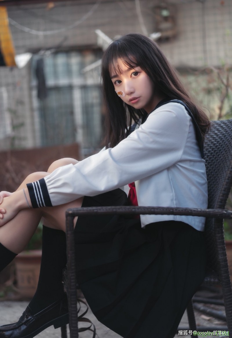 JK少女：在阳台上偷吃一颗糖