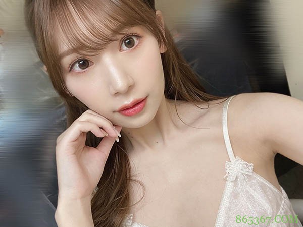 明里䌷ADN-314 明里つむぎ上了男朋友学长的床