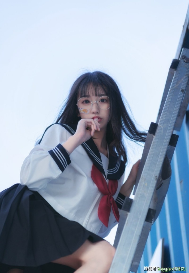 JK少女:在阳台上偷吃一颗糖