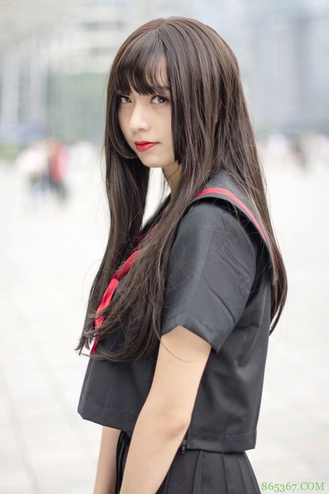 冷酷眼神，搭配忧郁气质的JK少女。