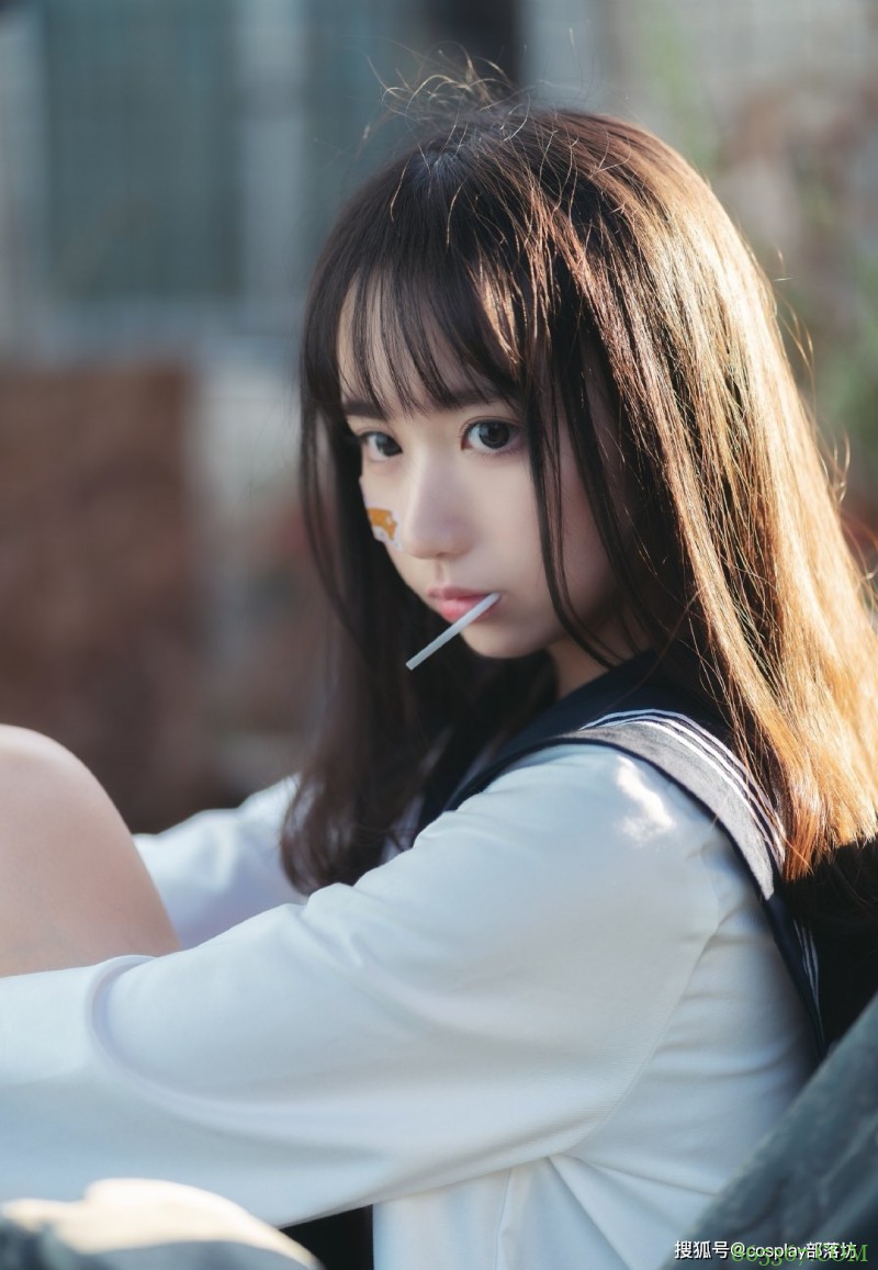 JK少女:在阳台上偷吃一颗糖