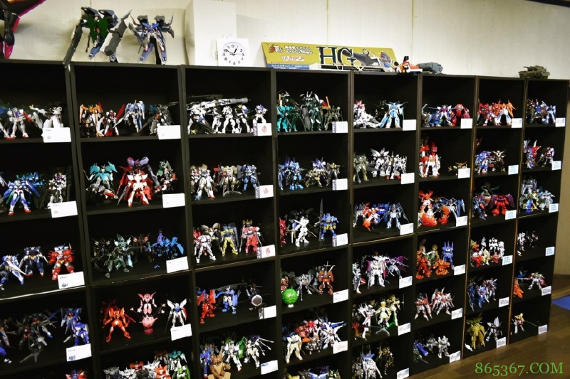 高达爱好者分享收藏，花20年做了1600个模型，密集恐惧慎点