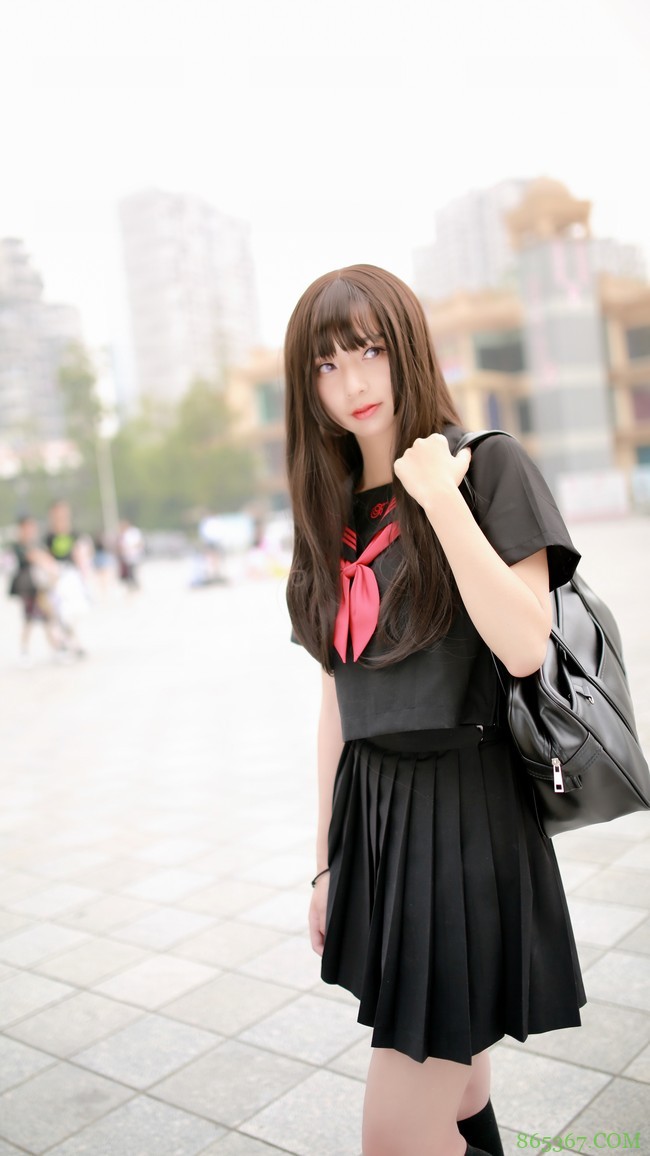 冷酷眼神，搭配忧郁气质的JK少女。