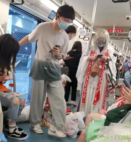 个别coser没素质，害得全体cos圈背锅，居然还有人帮他们说话