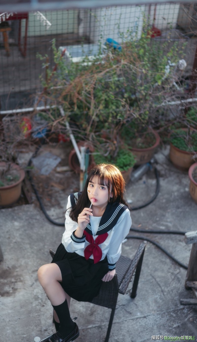 JK少女:在阳台上偷吃一颗糖