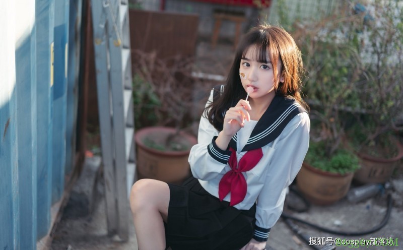 JK少女:在阳台上偷吃一颗糖