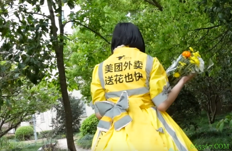 之前那个穿LO装送外卖的小姐姐又整新活,蓝色的LO装外卖服也来了