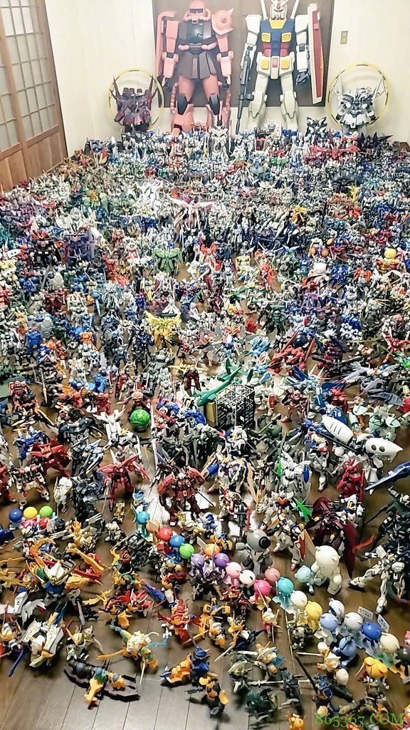 高达爱好者分享收藏，花20年做了1600个模型，密集恐惧慎点