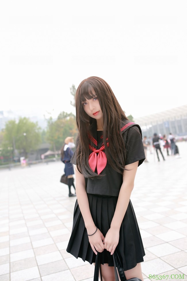 冷酷眼神，搭配忧郁气质的JK少女。