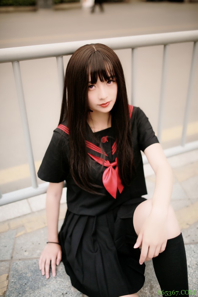 冷酷眼神，搭配忧郁气质的JK少女。