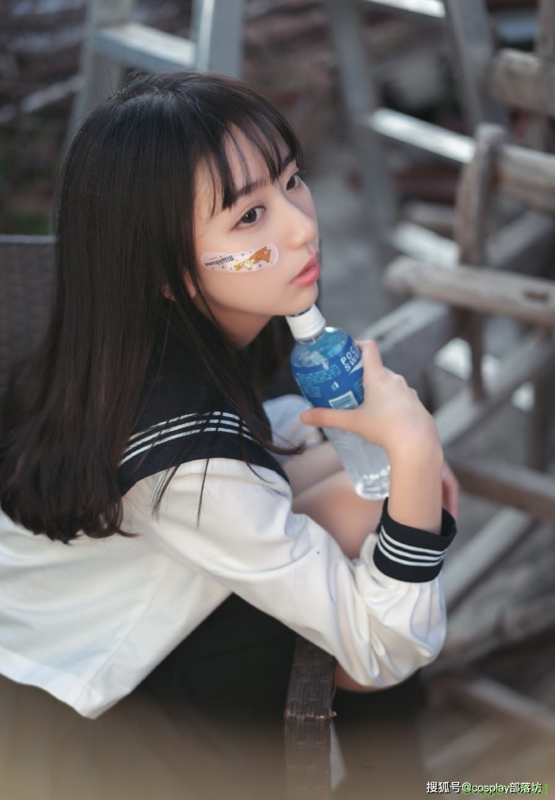 JK少女:在阳台上偷吃一颗糖