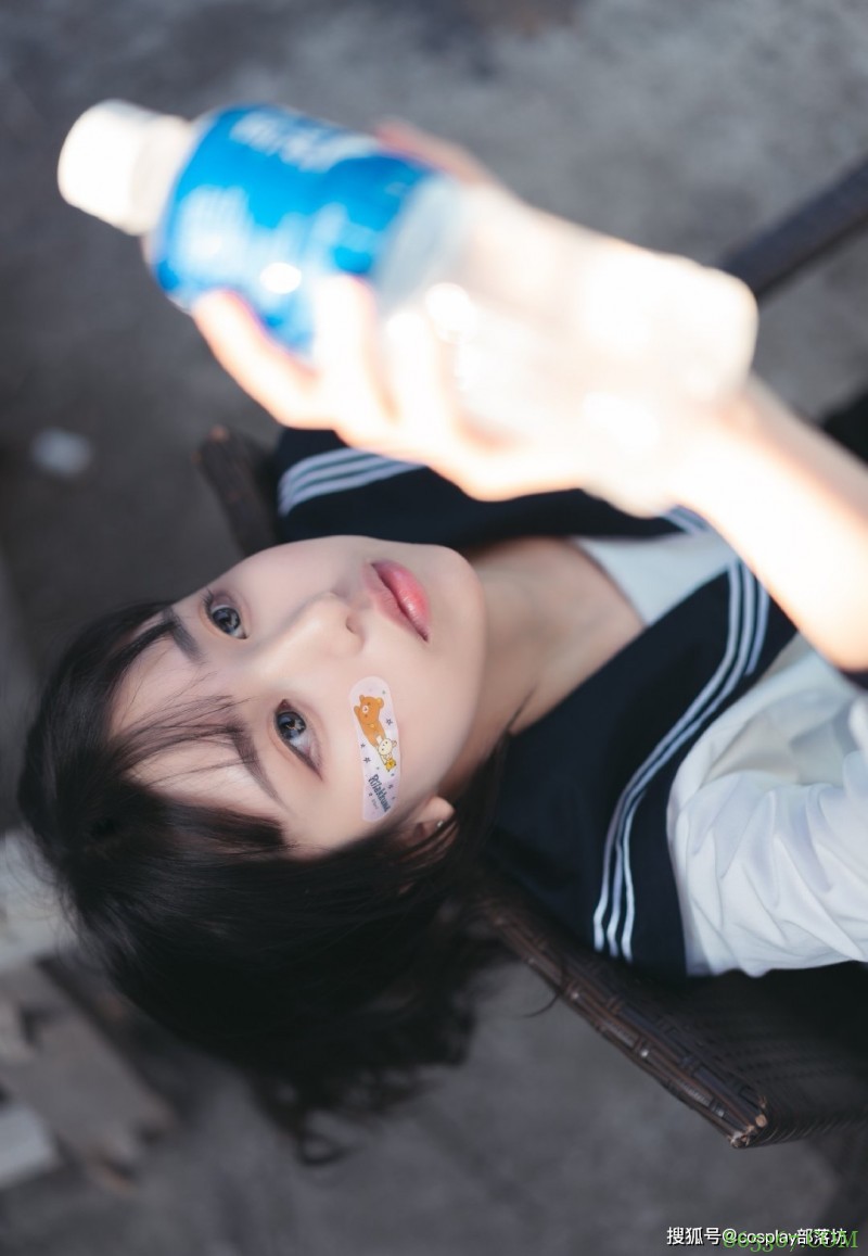 JK少女:在阳台上偷吃一颗糖